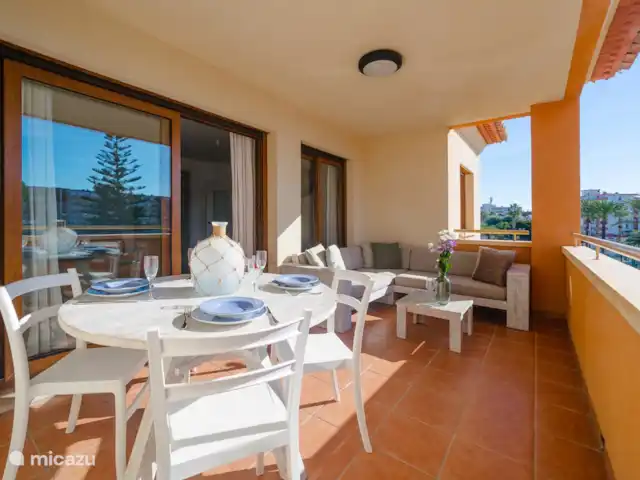Apartamento Benvinguts en España, Costa Blanca, Jávea - apartamento Amplio balcón orientado al sur con un bonito sofá y una acogedora mesa de comedor.