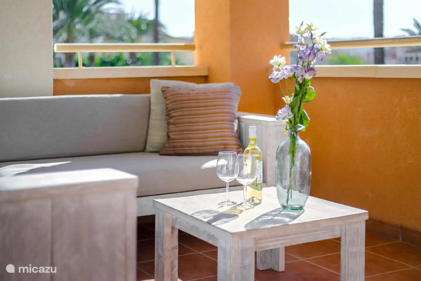 El sofá del salón en la terraza sur ofrece un lugar acogedor para tomar una copa.
