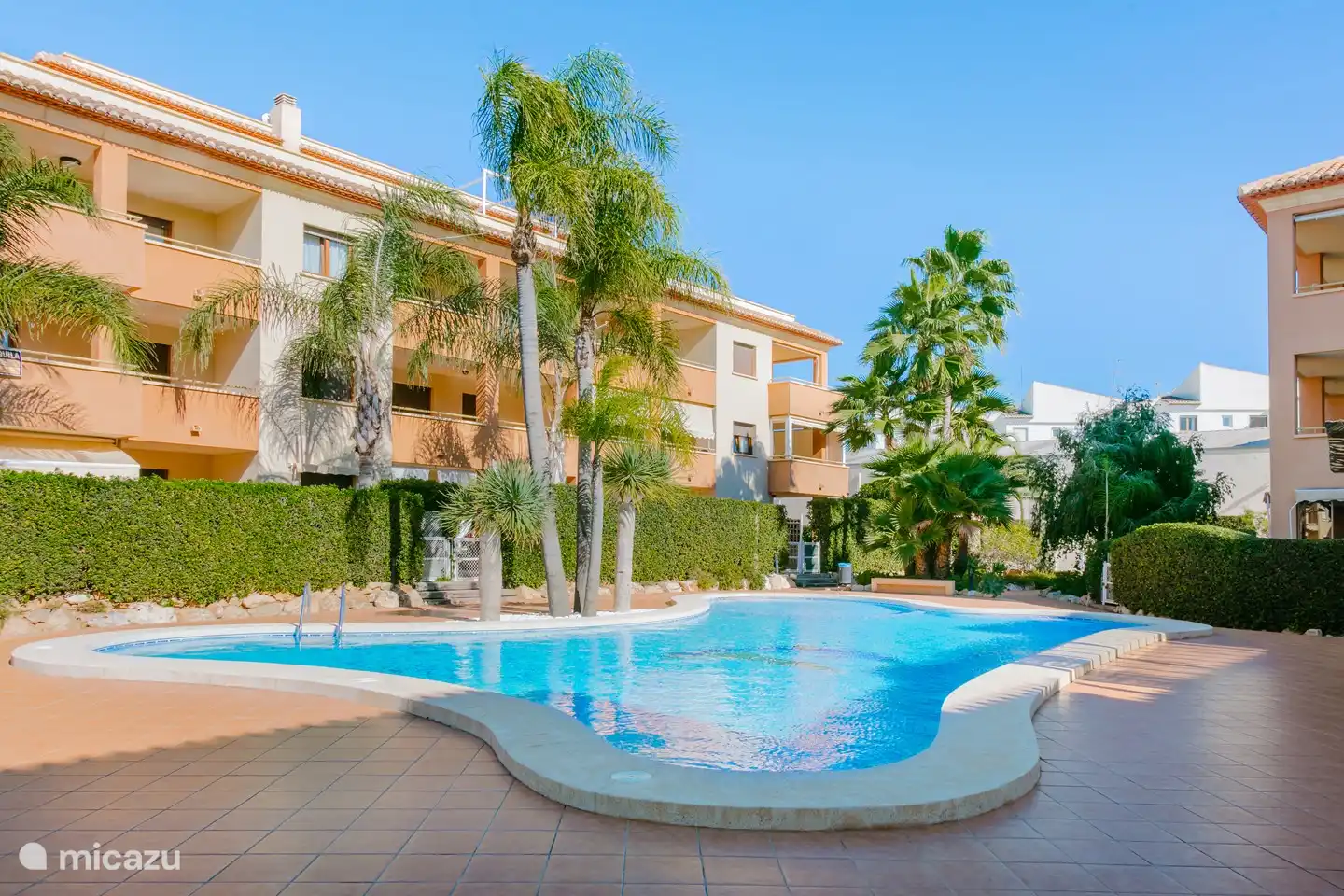 Piscina comunitaria con zonas de descanso al sol y/o sombra. Puede tomar hamacas del apartamento.