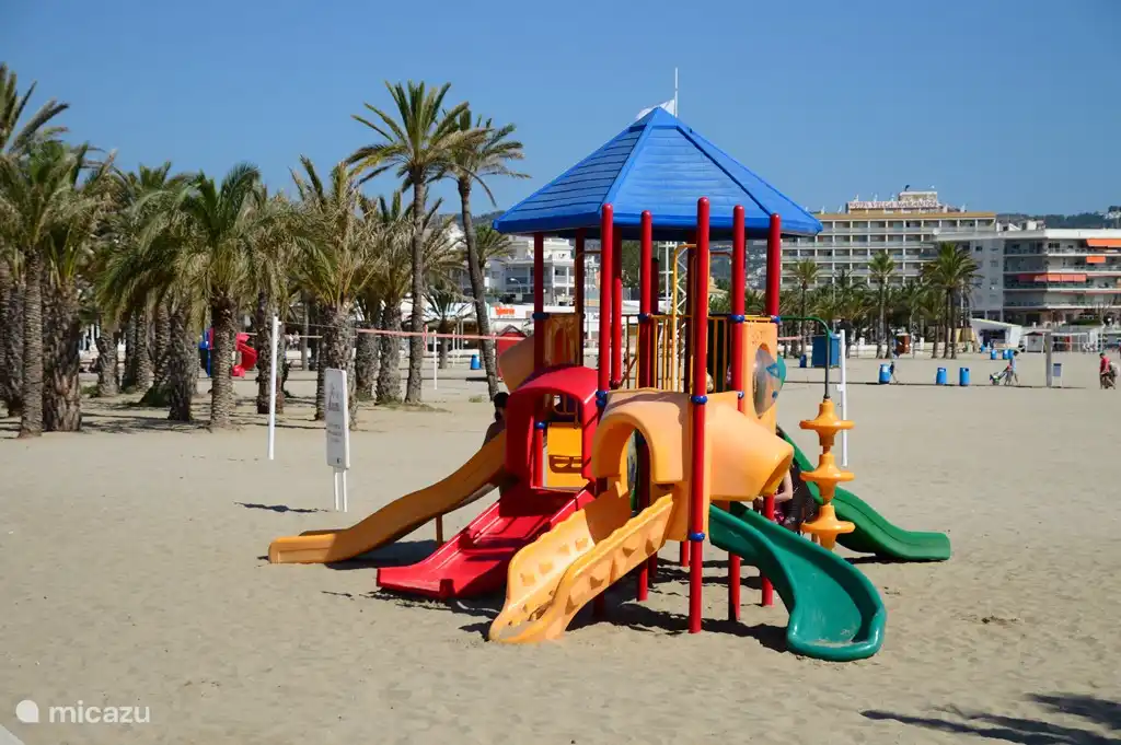 Equipamiento de juegos infantiles en Playa El Arenal. Esta playa se encuentra a 350 metros del apartamento.