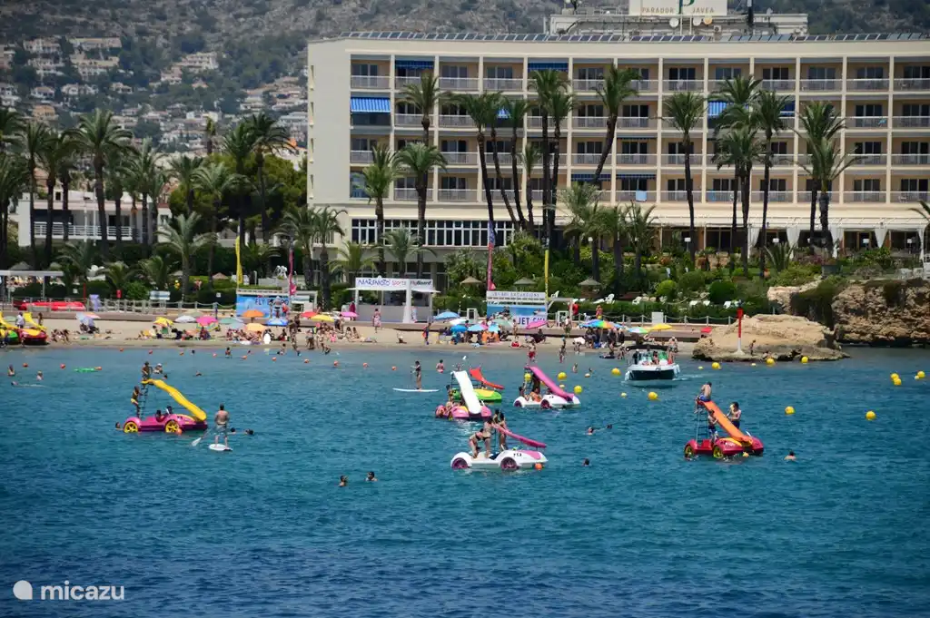 El hidropedal es una actividad que se puede realizar en el mar de Playa El Arenal.