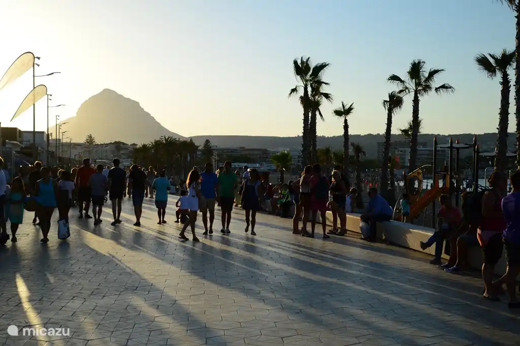 El paseo marítimo de Playa El Arenal.