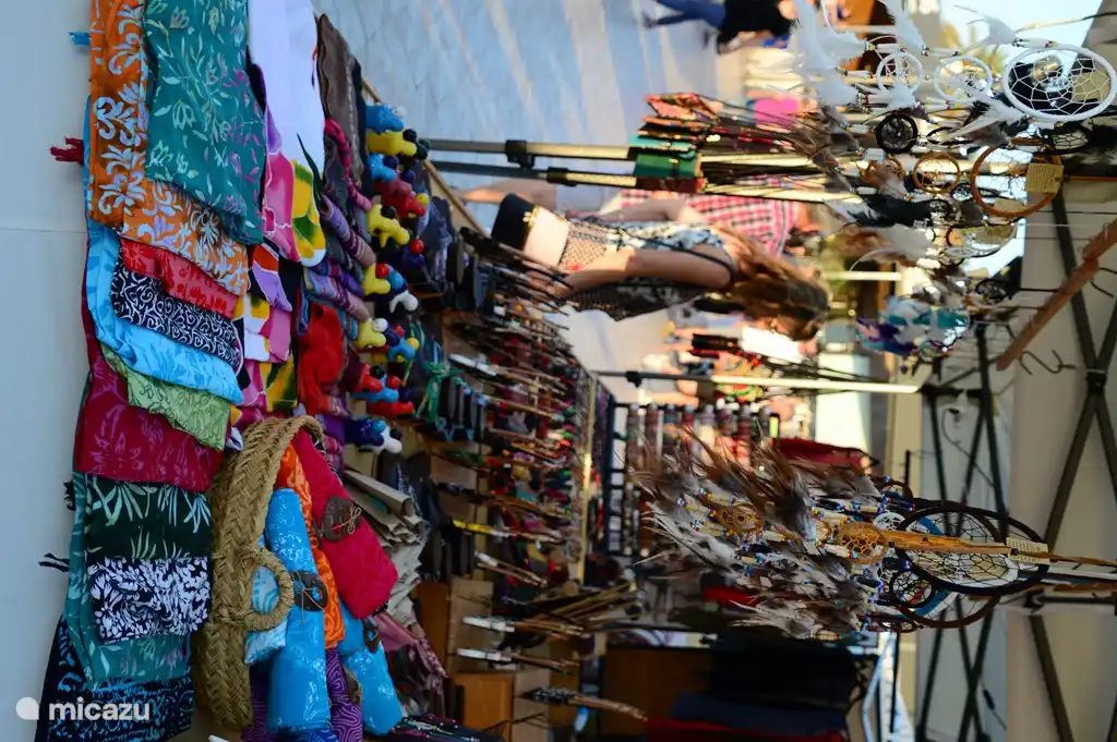 Varios puestos agradables por la noche en el
Bulevar Playa El Arenal.