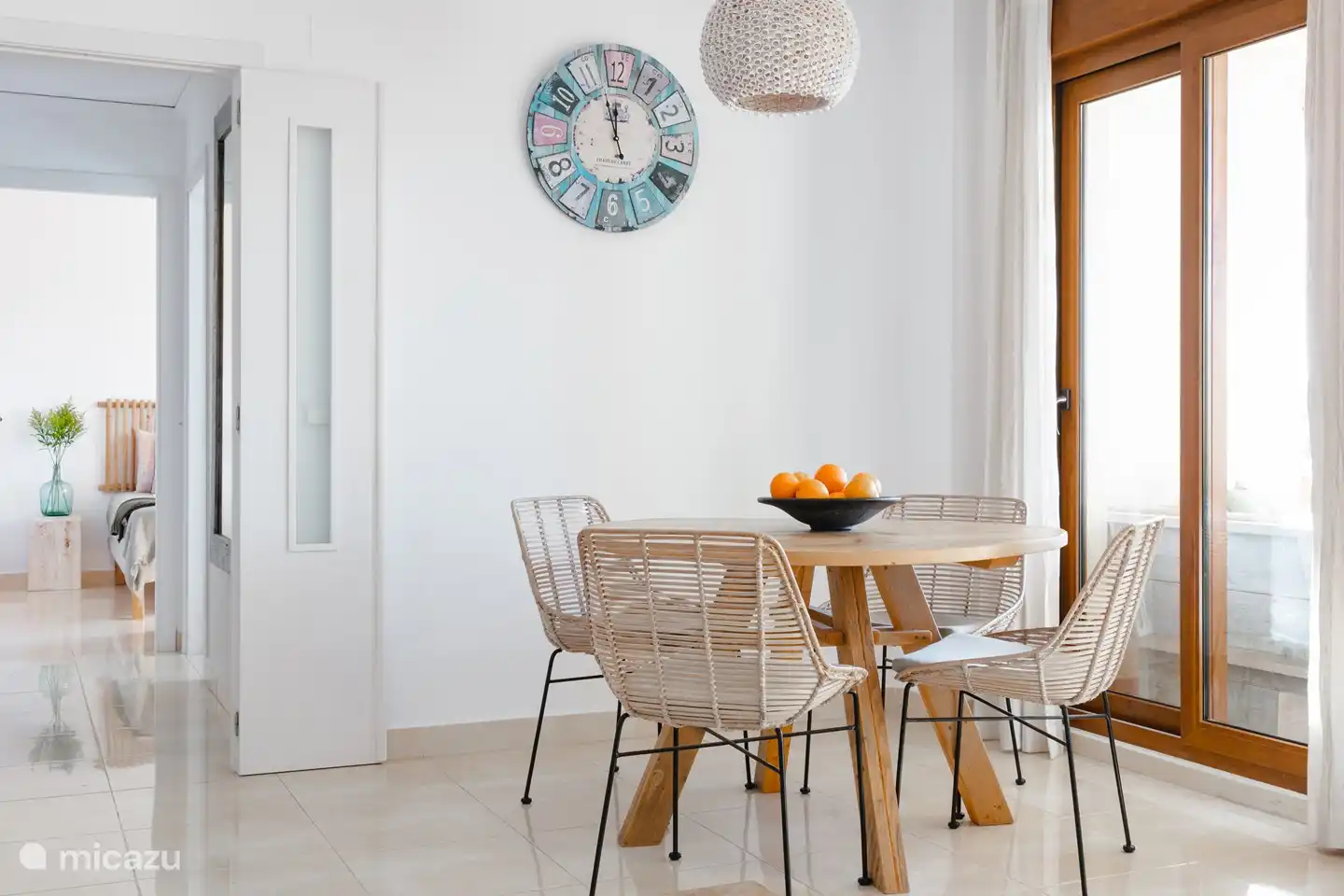 La mesa de comedor redonda se encuentra en la sala de estar.