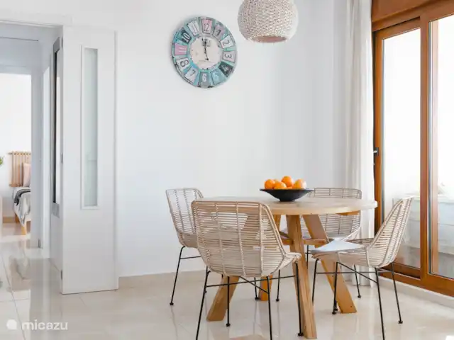 Apartamento Benvinguts en España, Costa Blanca, Jávea - apartamento La mesa de comedor redonda se encuentra en la sala de estar.