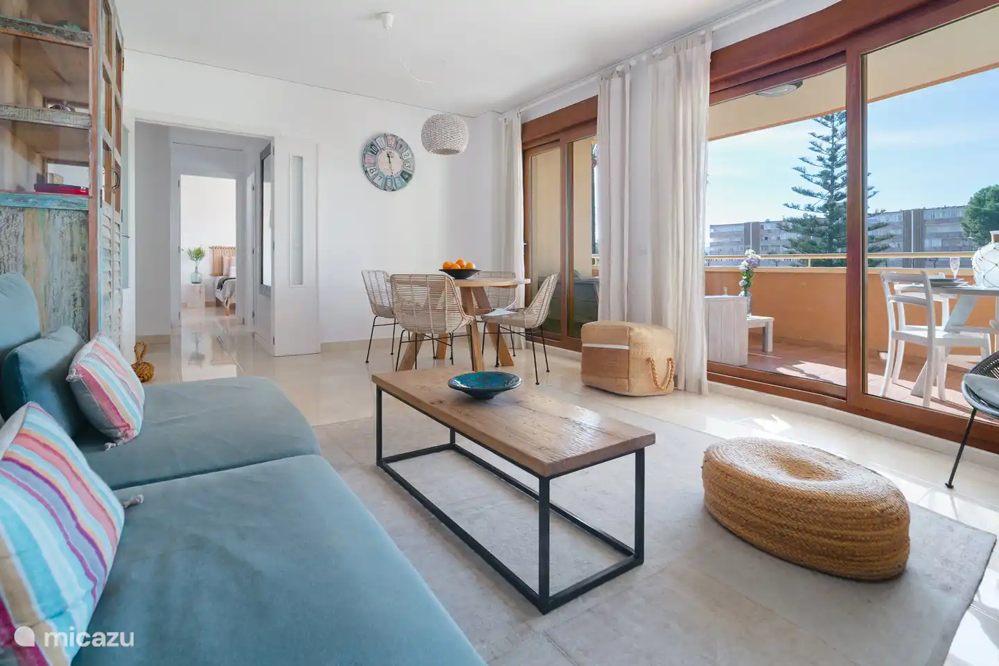 Apartamento elegante y completamente amueblado con un hermoso balcón espacioso con una hermosa vista de las canchas de tenis.