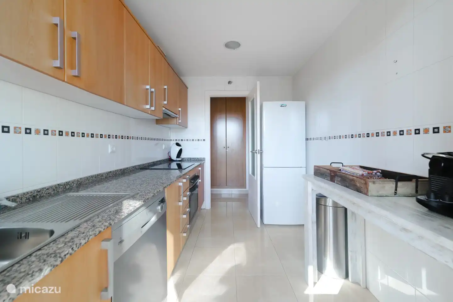 Amplia cocina totalmente equipada con cafetera Nespresso y Dolce Gusto.