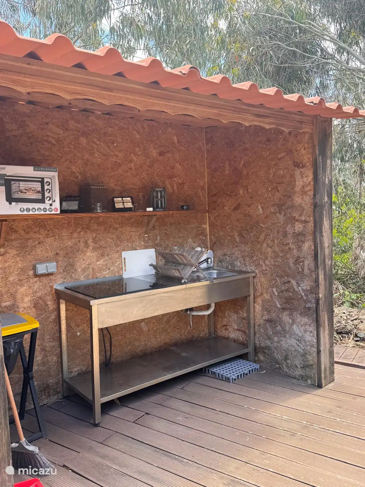 Outdoor kitchen
