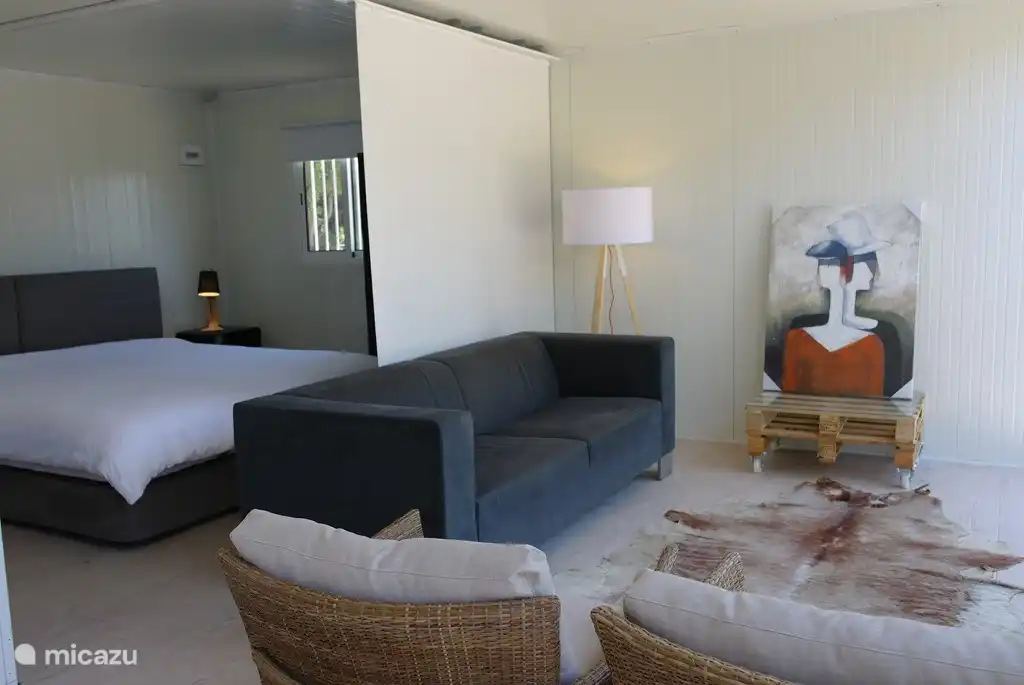 Schlafzimmer mit einem Doppelbett, das mit einer Schiebewand geschlossen werden kann.