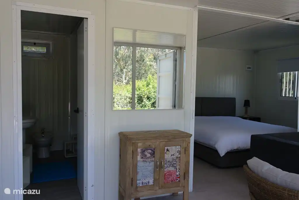 Badezimmer zwischen den 2 Schlafzimmern.