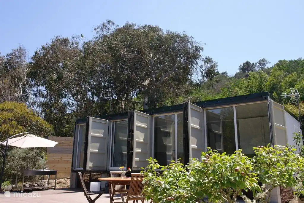 Das Haus ist etwas Besonderes in einem umgebauten Container mit guten Möbeln. Schöne Lage mit Salzwasserpool.