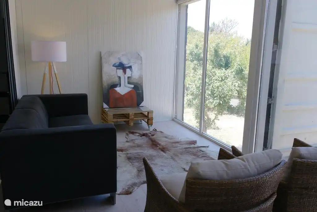 Gemütliches Wohnzimmer mit herrlichem Blick auf die natürliche Umgebung.