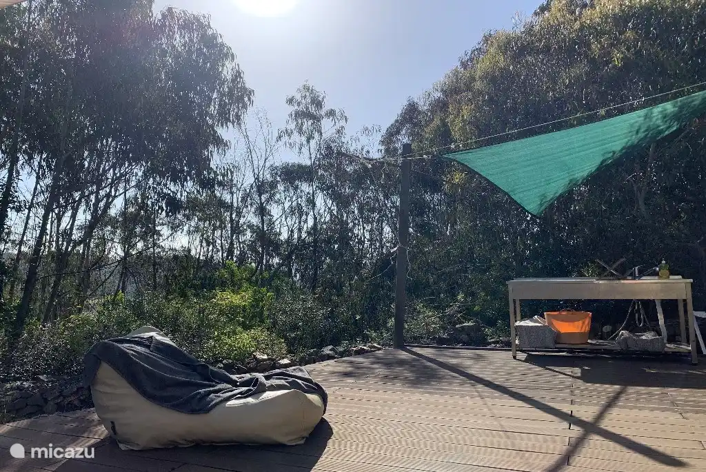Terrassendeck mit Tisch und Sitzsäcken.