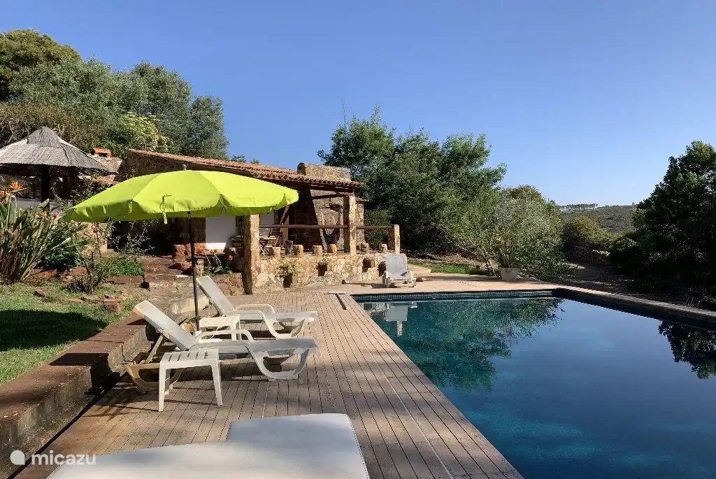 Sonnenliegen am Pool.