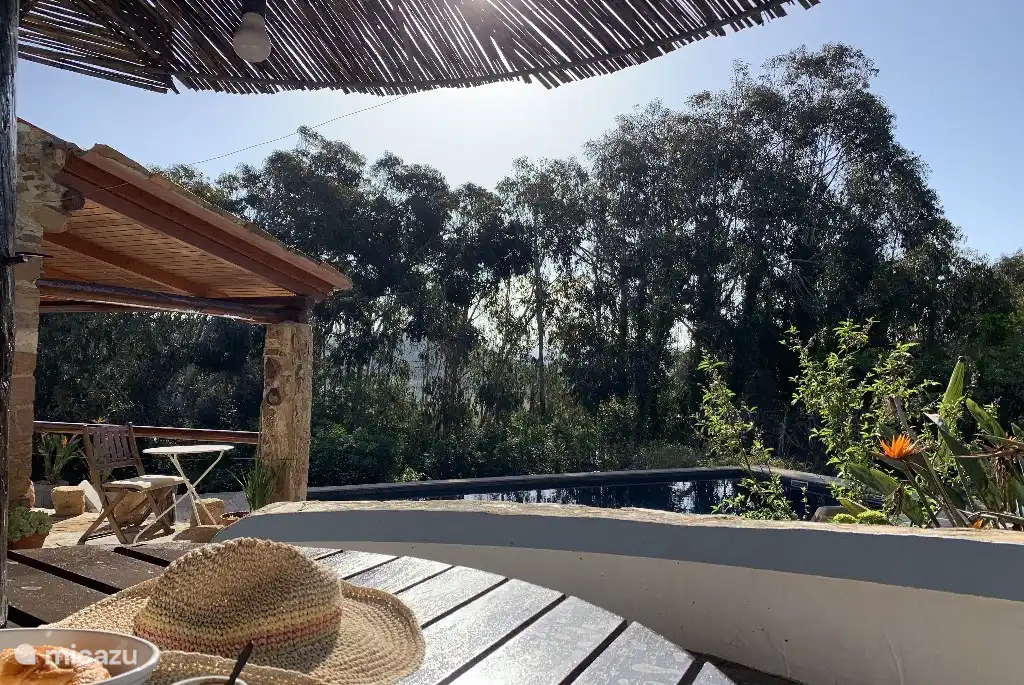 Schöne Sitzecke am Pool.