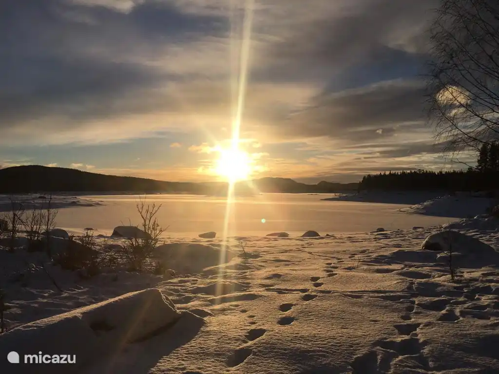 Der Winter ist fantastisch in Nyskoga! Skifahren in Branäs oder Langlaufen im Hovfjället! Oder machen Sie mit uns eine Schneemobil-Safari! Was für eine Party!