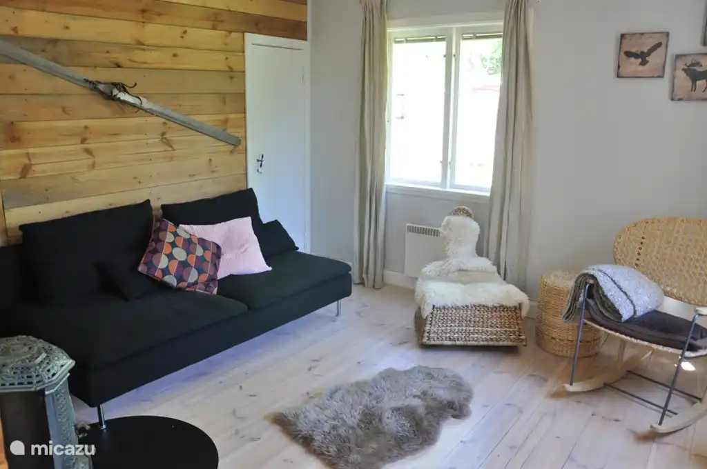 Das gemütliche Wohnzimmer mit dem Holzofen