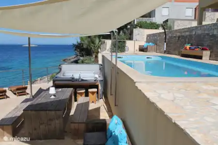 Vakantiehuis Kroatië, Korcula – villa Villa Aquamarina zwembad + 6 pers. whirlpool direct aan zee