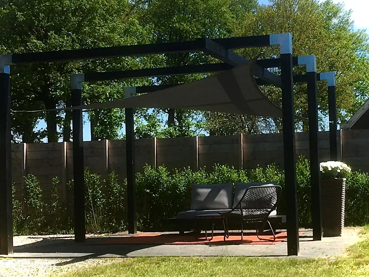 Lekker loungen onder je eigen pergola met schaduwdoek