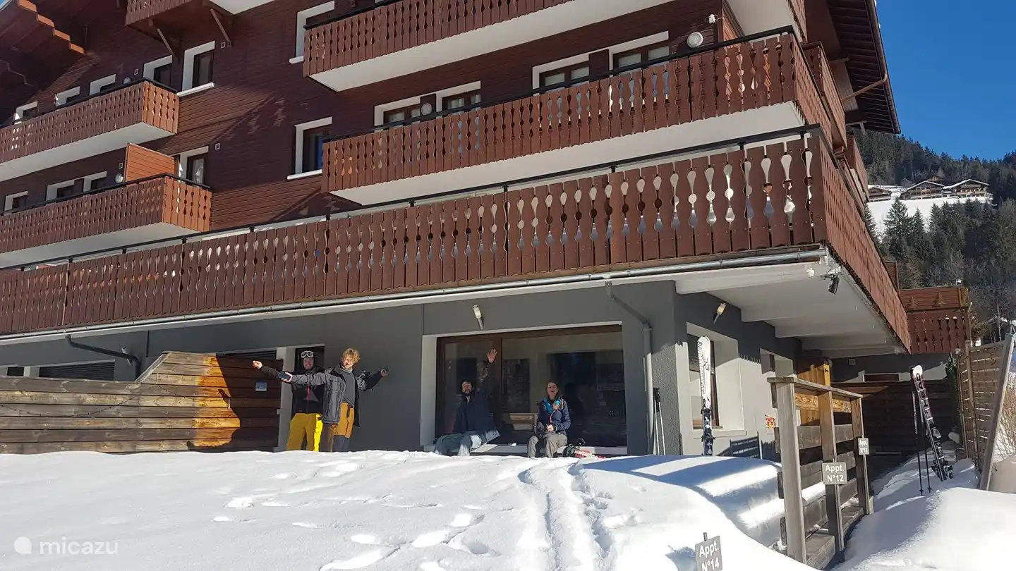 Bereit für einen Skitag; Abreise aus der Wohnung