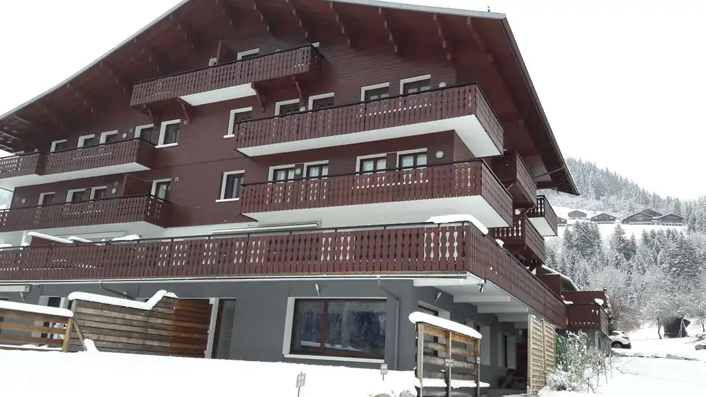 Die Wohnung befindet sich im Erdgeschoss auf diesem Foto rechts