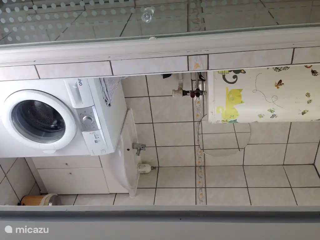 Dusche mit WC, Waschbecken und Waschmaschine