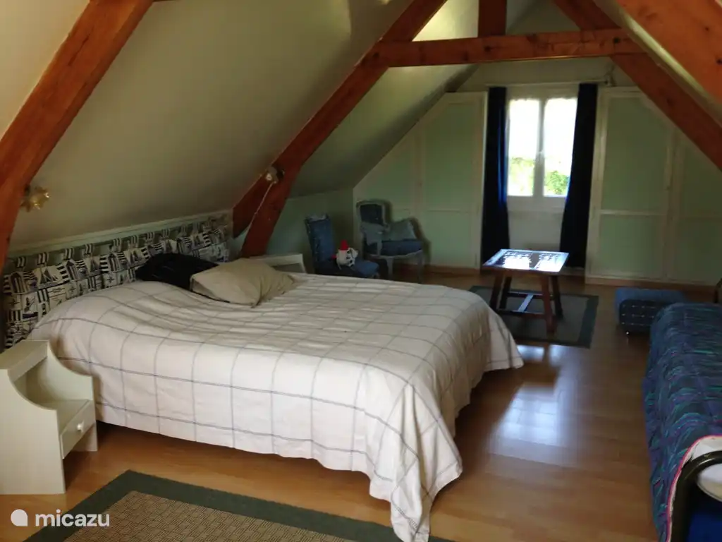 Schlafzimmer im Obergeschoss mit Sitzecke