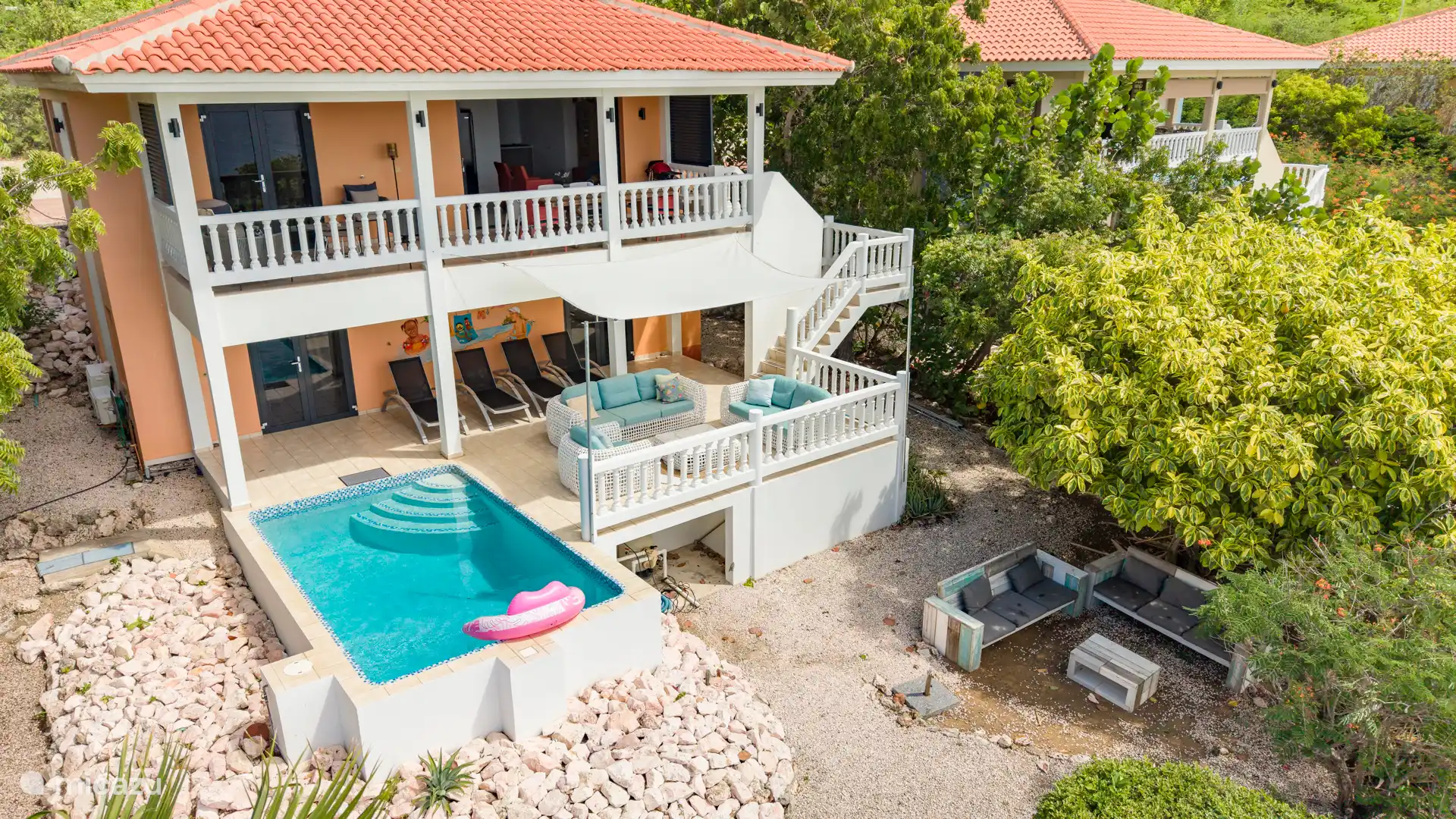 Veranda und Terrasse für Herren, die die Aussicht genießen und entspannen möchten.