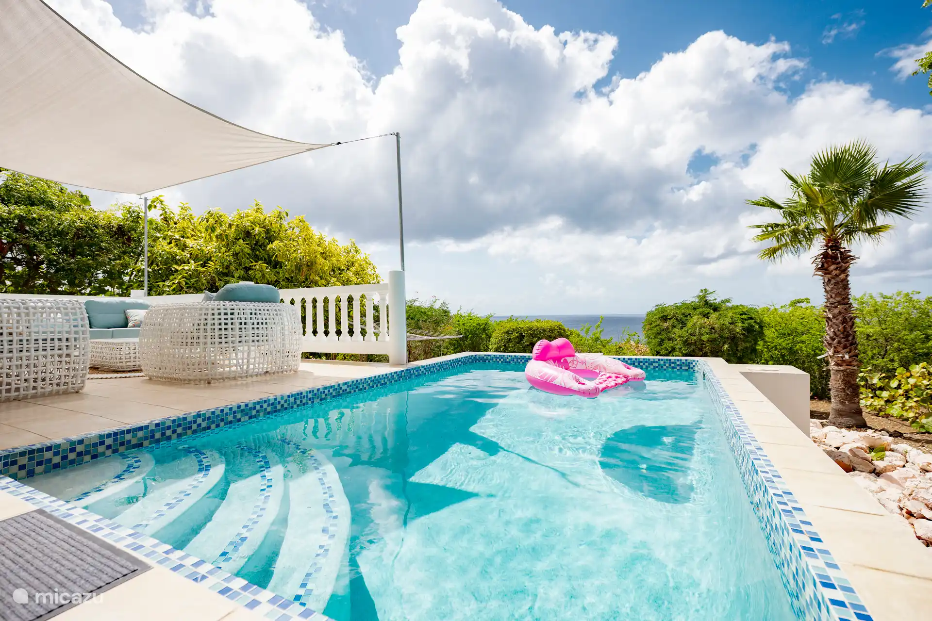 Schwimmbad mit Meerblick