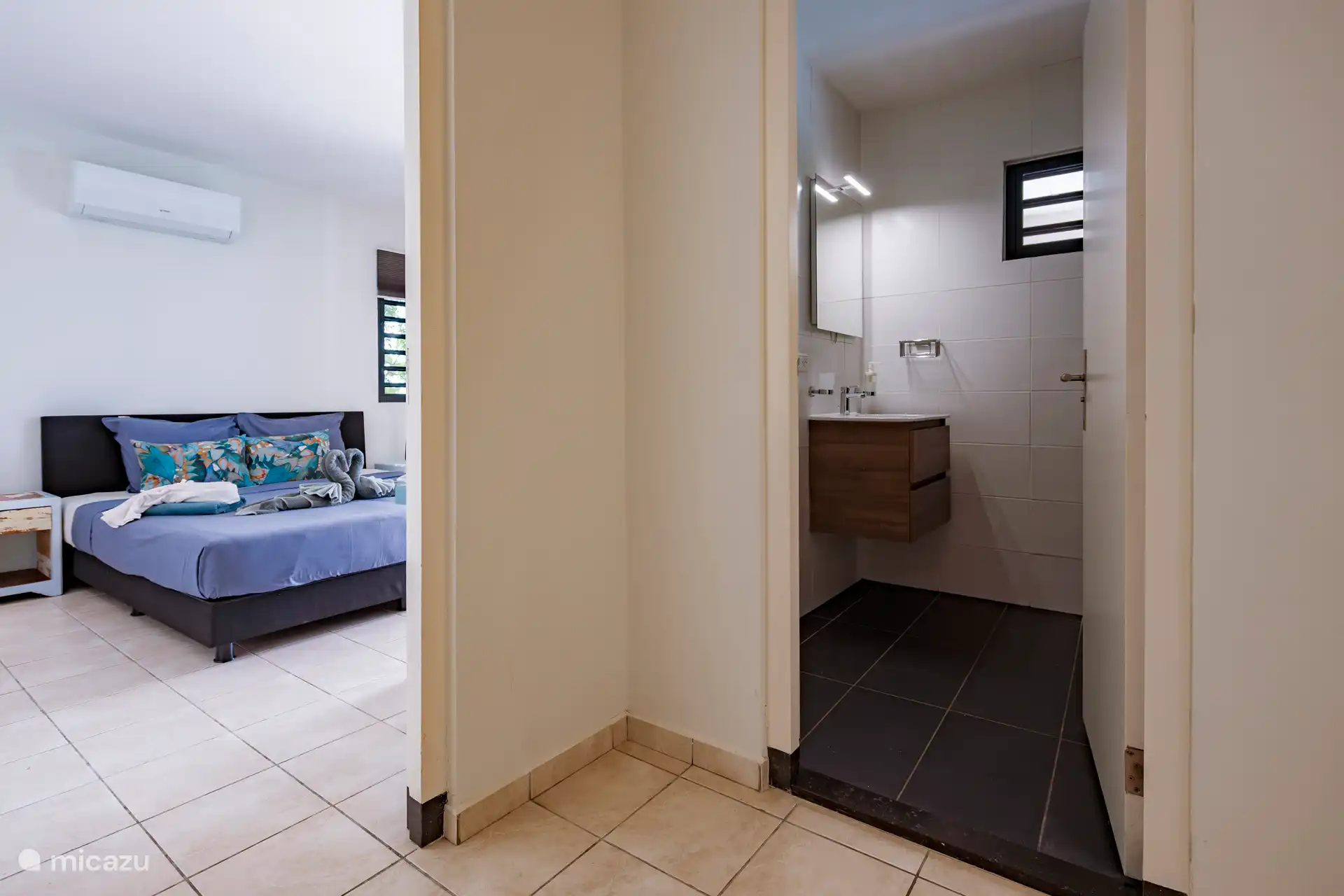 Zwischen beiden Schlafzimmern ist das zweite Badezimmer