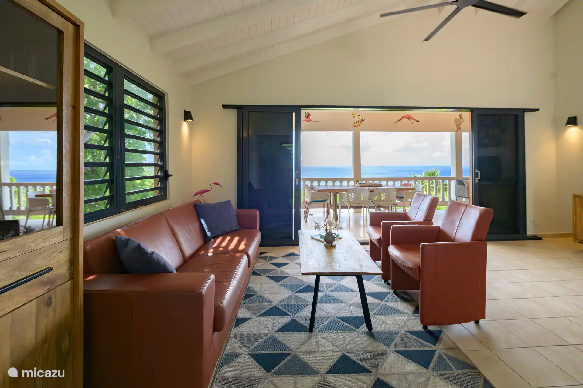 Geräumiges Wohnzimmer mit Blick auf das Karibische Meer