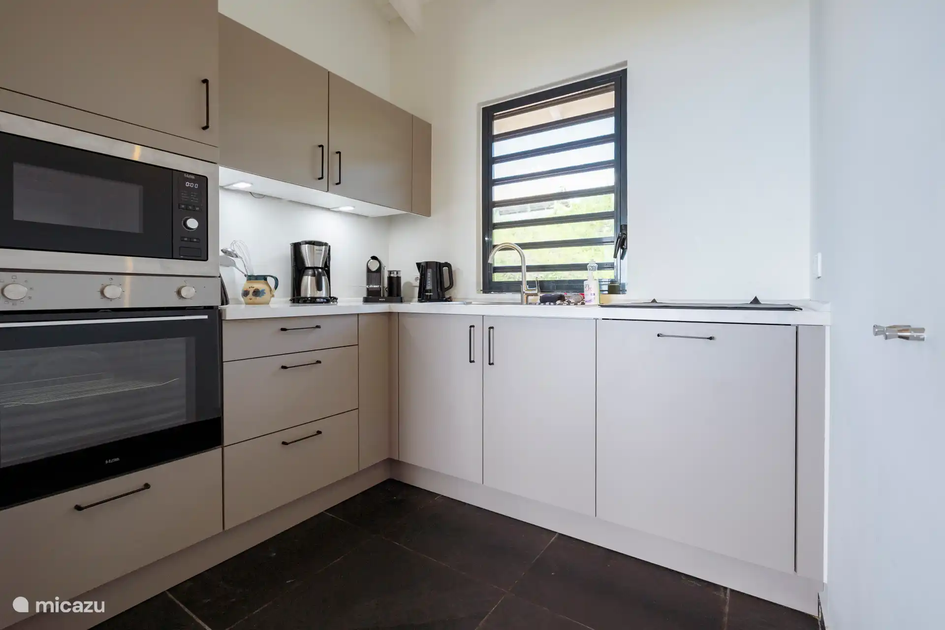 Moderne, voll funktionsfähige Küche: Geschirrspüler, Ofen und Mikrowelle