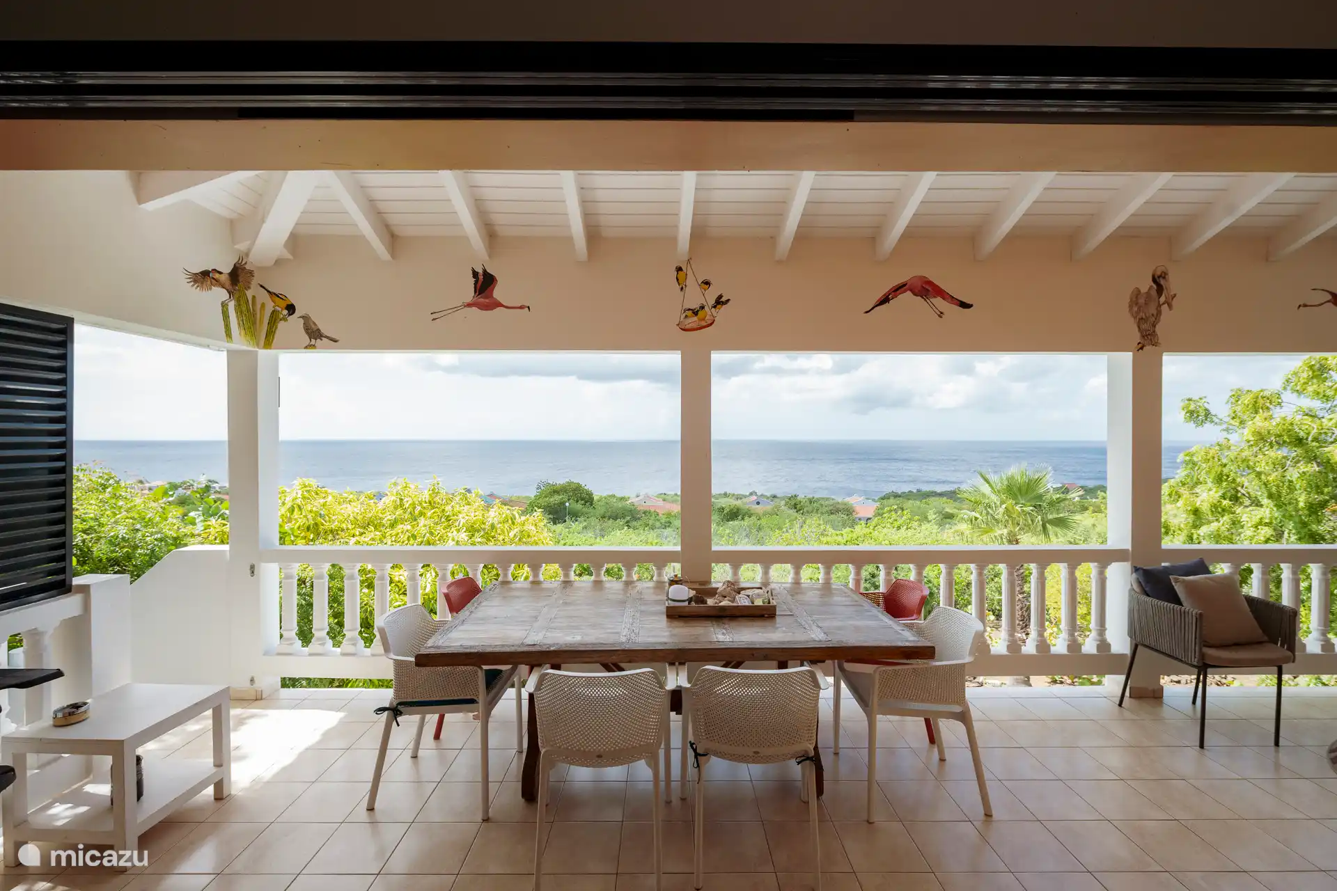 Genießen Sie den stilvollen Esstisch mit endlosem Meerblick