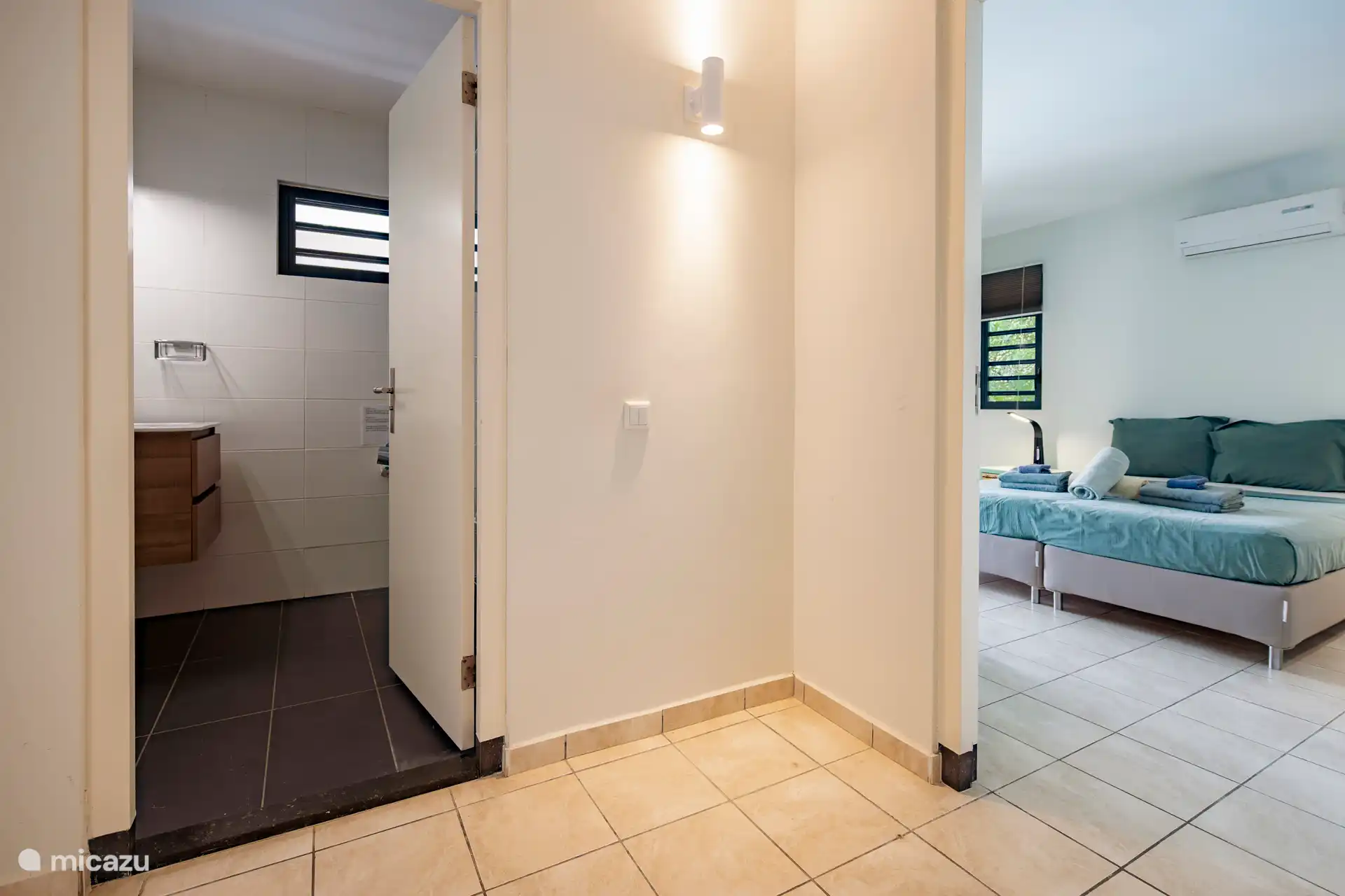 Badezimmer zwischen den beiden Schlafzimmern