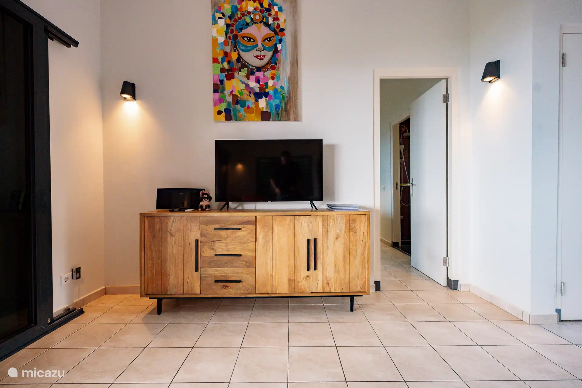 Im Wohnzimmer steht eine schöne Kommode mit Fernseher und Netfix