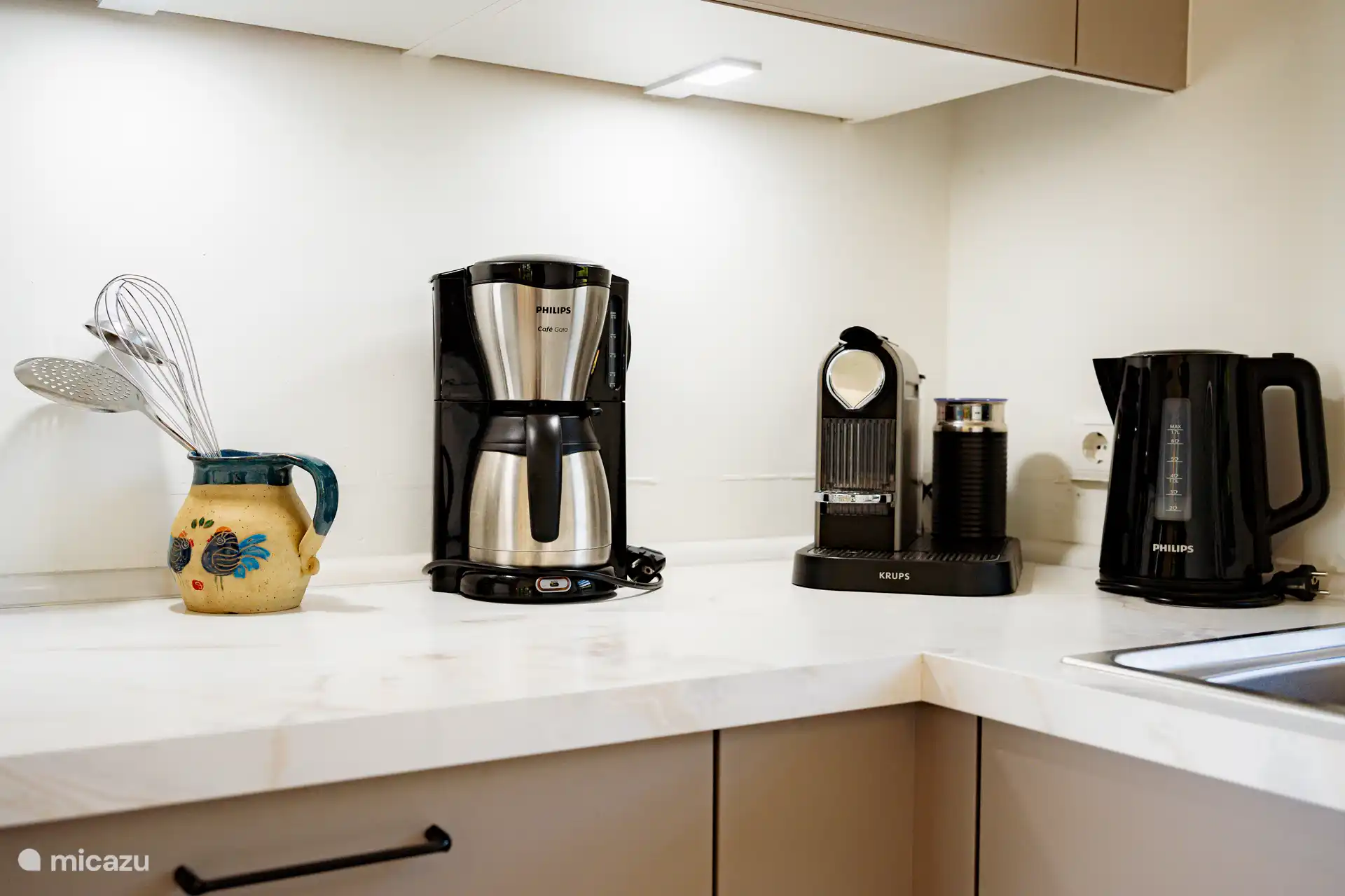 Küche, praktisch komplett: Kaffeemaschine, Wasserkocher, Mixer und Mixer für den Alltag