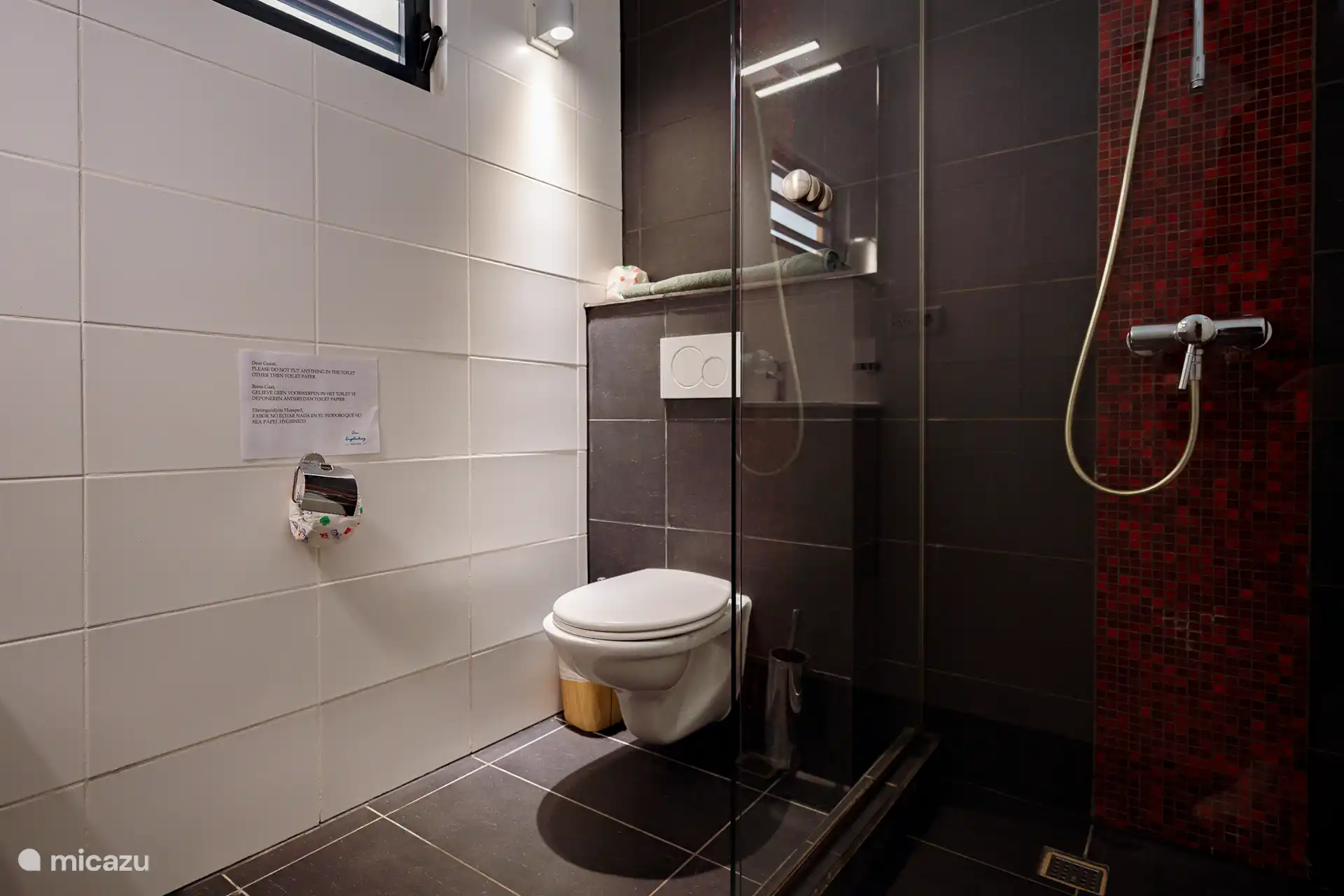 Volles Badezimmer zwischen dem zweiten und dritten Schlafzimmer