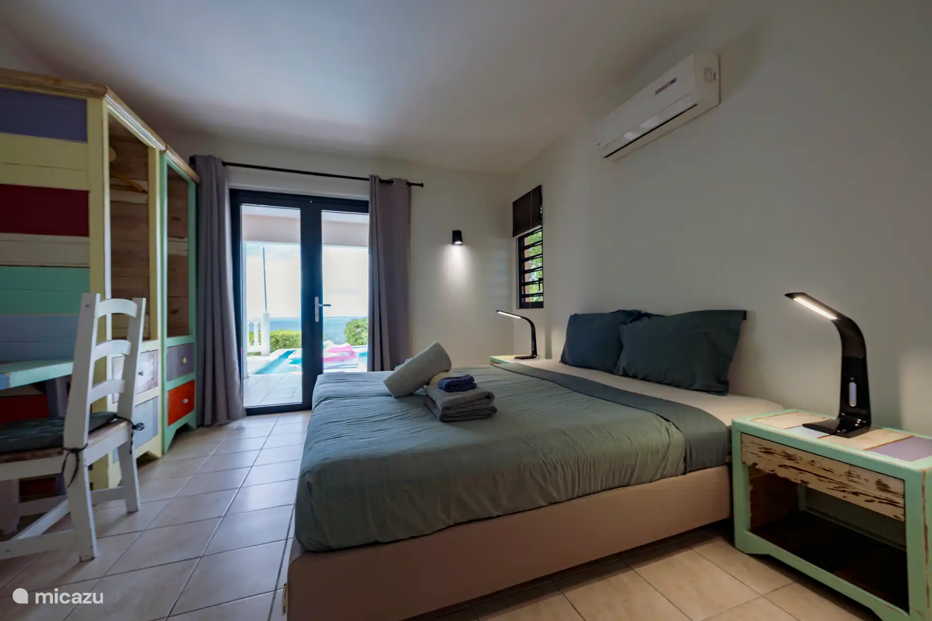 3. Schlafzimmer mit Blick auf den Pool