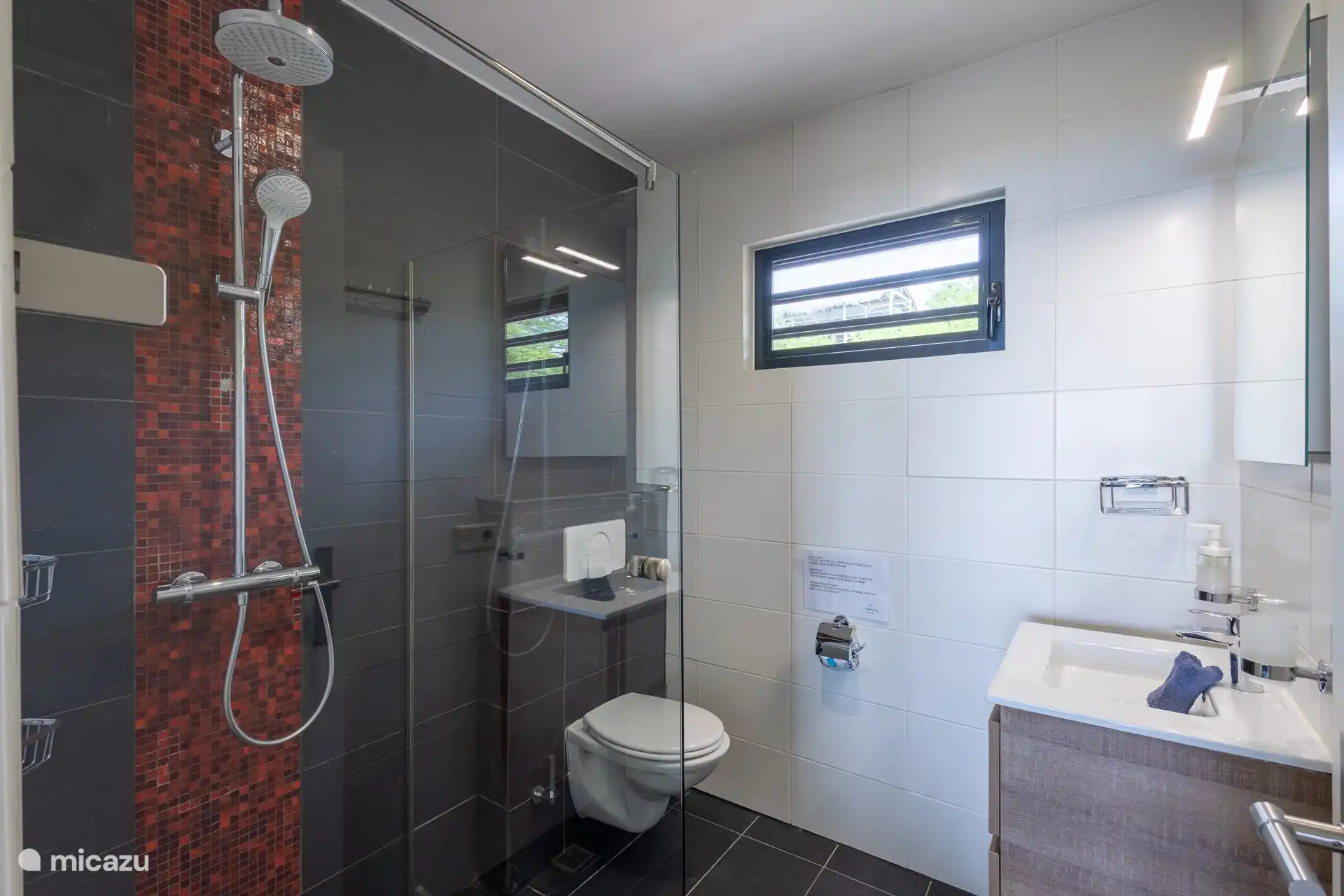 Komplettes Badezimmer neben dem Hauptschlafzimmer