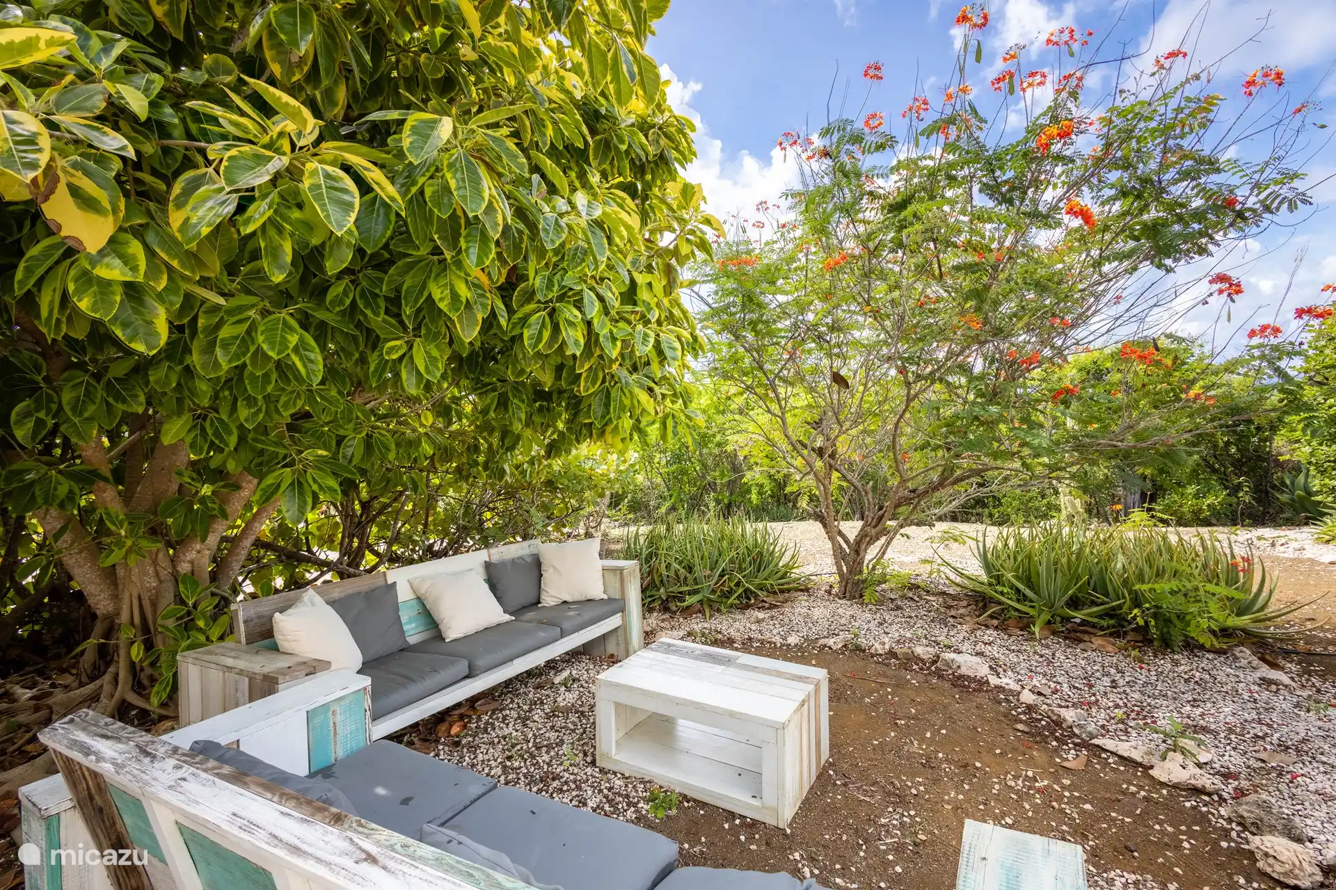 Gartenmöbel unten im Garten
