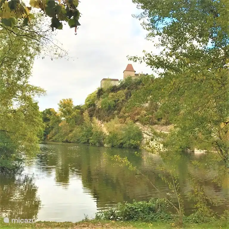 Nadar en el Lot, cerca de la ciudad de Douelle. Justo fuera de la foto hay una especie de chiringuito donde se puede comer algo. También puede alquilar canoas y botes de pedales aquí.