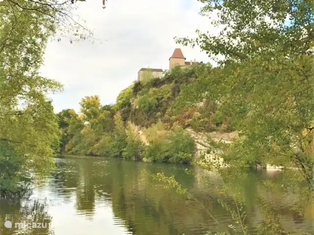 Casa natural en el Lot Dordoña en Francia, Lot, Thédirac - casa vacacional Nadar en el Lot, cerca de la ciudad de Douelle. Justo fuera de la foto hay una especie de chiringuito donde se puede comer algo. También puede alquilar canoas y botes de pedales aquí.