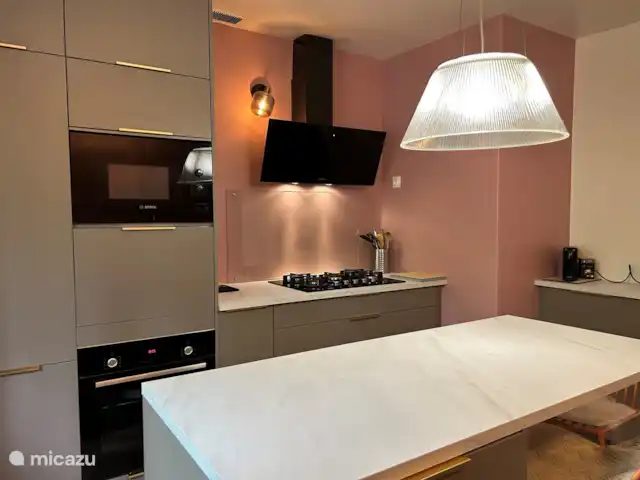 Casa natural en el Lot Dordoña en Francia, Lot, Thédirac - casa vacacional Estufa de gas de 5 quemadores, horno de lujo y microondas combi.