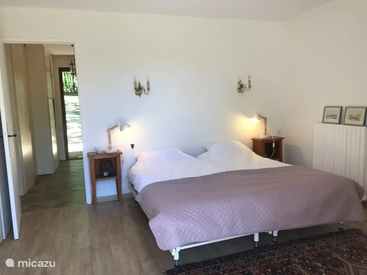 Dormitorio con baño ensuite y patio jardín a la terraza