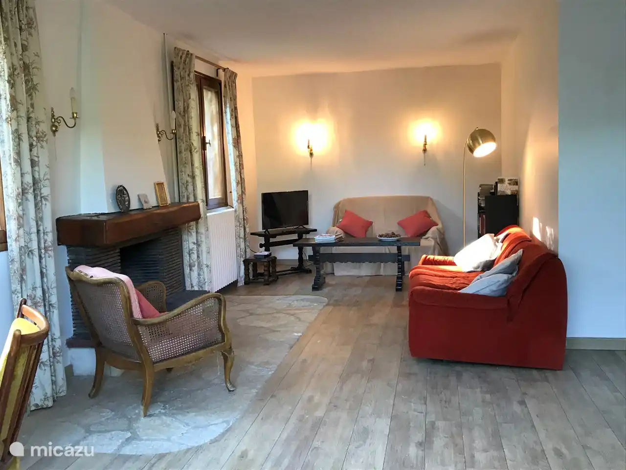 Encantadora sala de estar junto a la chimenea