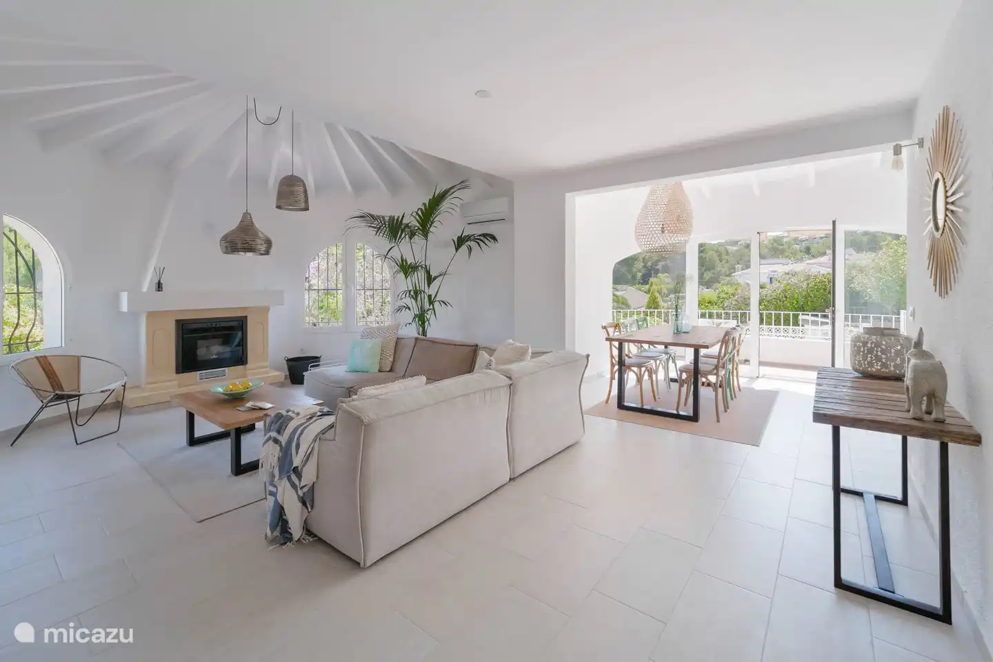 Die Villa verfügt über ein geräumiges Wohn-/Esszimmer (mit Klimaanlage).