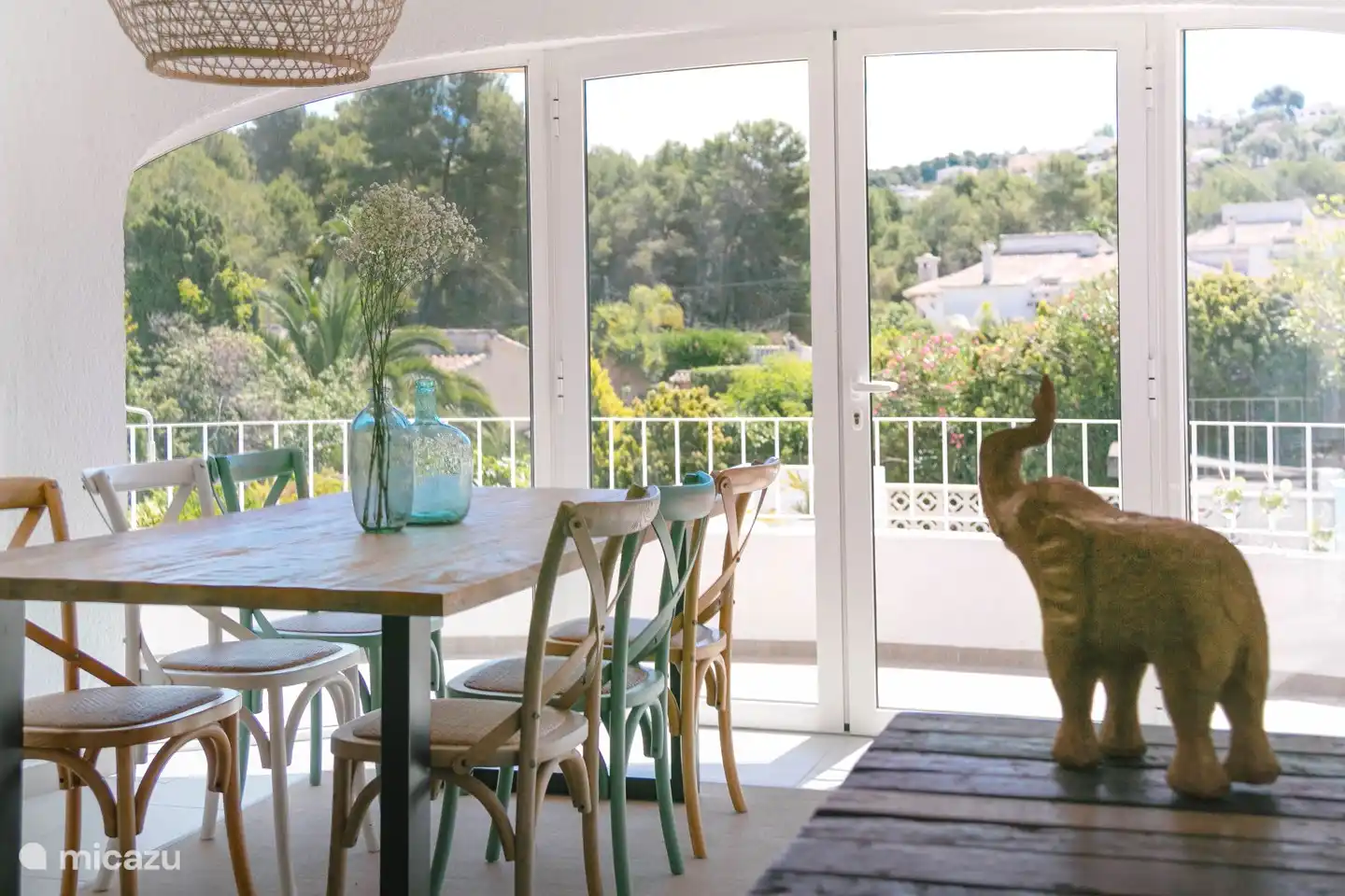 Der Esstisch mit herrlichem Blick auf den mediterranen, sonnenverwöhnten Garten.