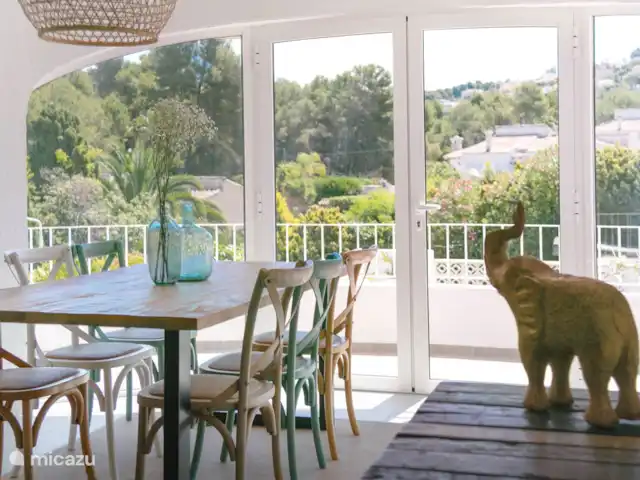 Villa Entre Pinos | Espagne, Costa Blanca, Jávea - villa La table à manger avec une belle vue sur le jardin méditerranéen et ensoleillé.