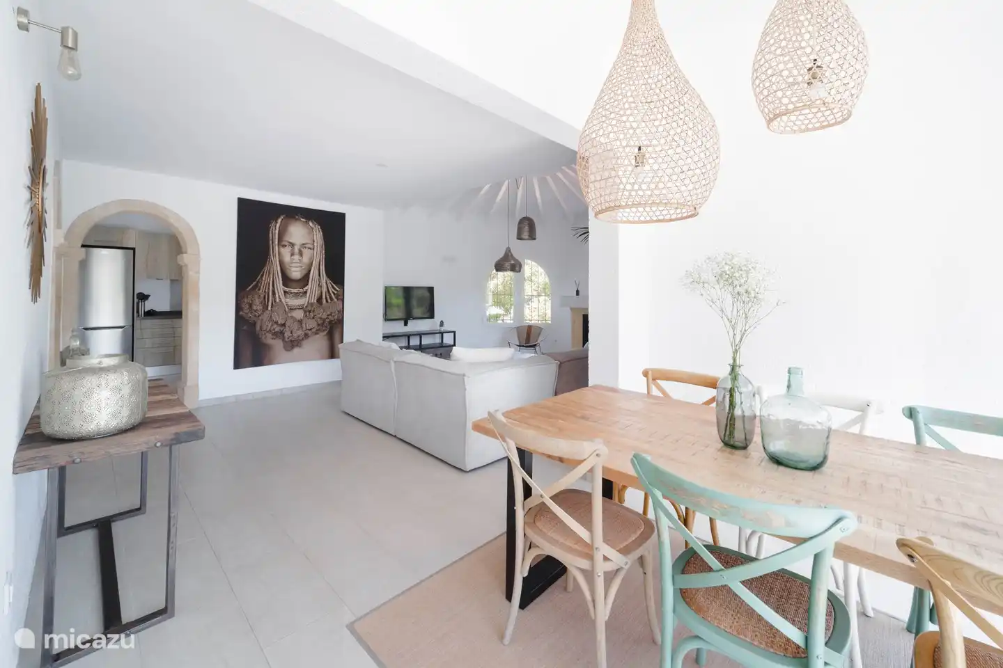 An das Esszimmer (mit Klimaanlage) schließt sich eine moderne Küche an.