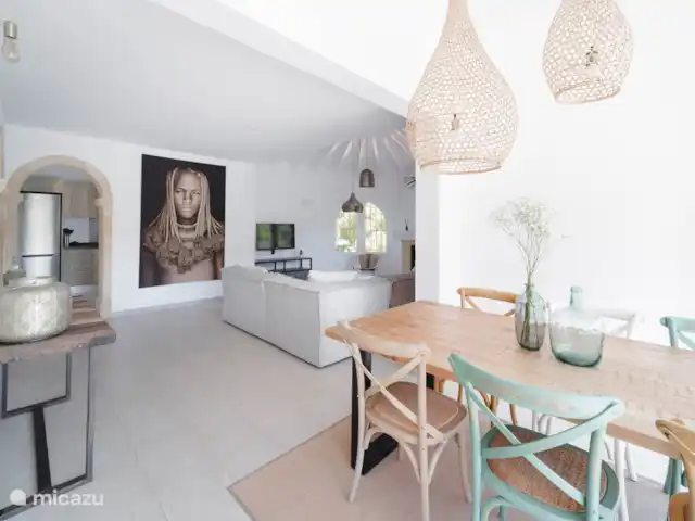 Villa Entre Pinos | Espagne, Costa Blanca, Jávea - villa La salle à manger (avec air conditionné) puis une cuisine moderne.